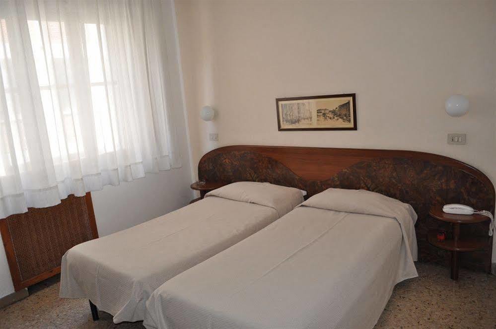 Hotel Cecile Пиза Экстерьер фото